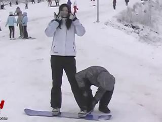 Asijské pár šílený snowboarding a sexuální adventures video