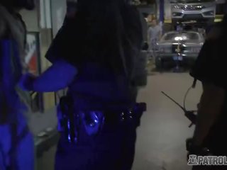 Mechanic 店 所有者 得到 他的 工具 polished 由 desiring 女 警察